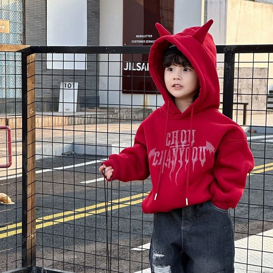 男童美式秋冬卫衣加绒加厚新款儿童洋气红色上衣小恶魔连帽套头衫