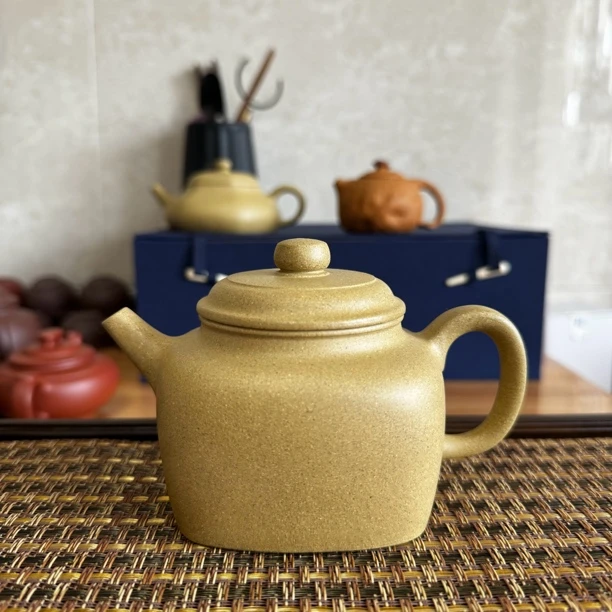 精工半手本山绿泥混方德钟紫砂壶