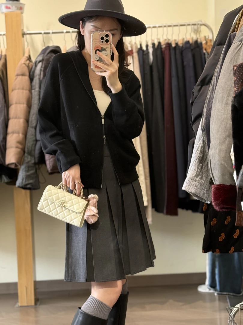 黑色拉链美丽诺羊毛开衫外套 简约风尚与实用的完美结合