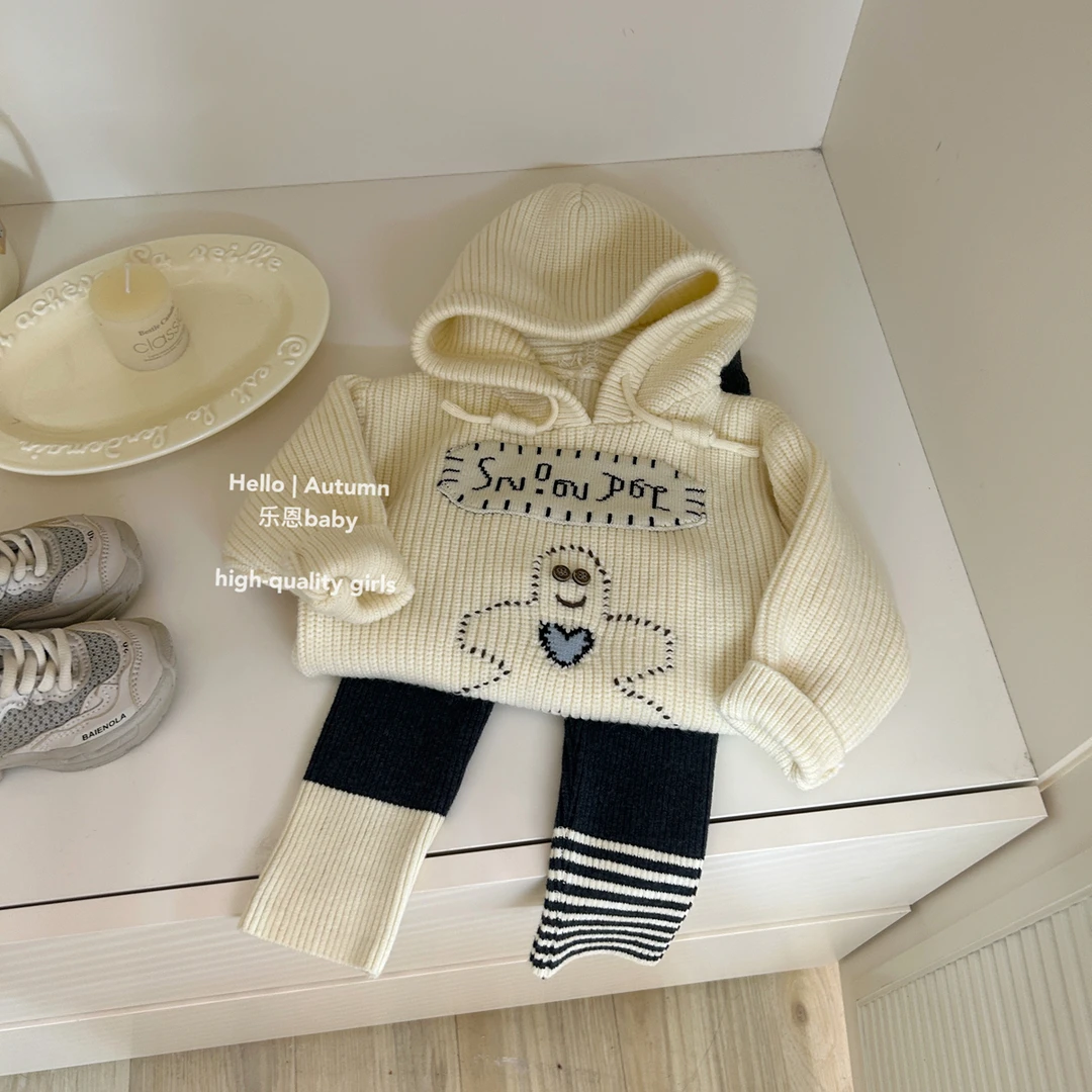 【乐恩童装】女童早秋冬季米白色卡通连帽毛衣灰色条纹针织裤两件套
