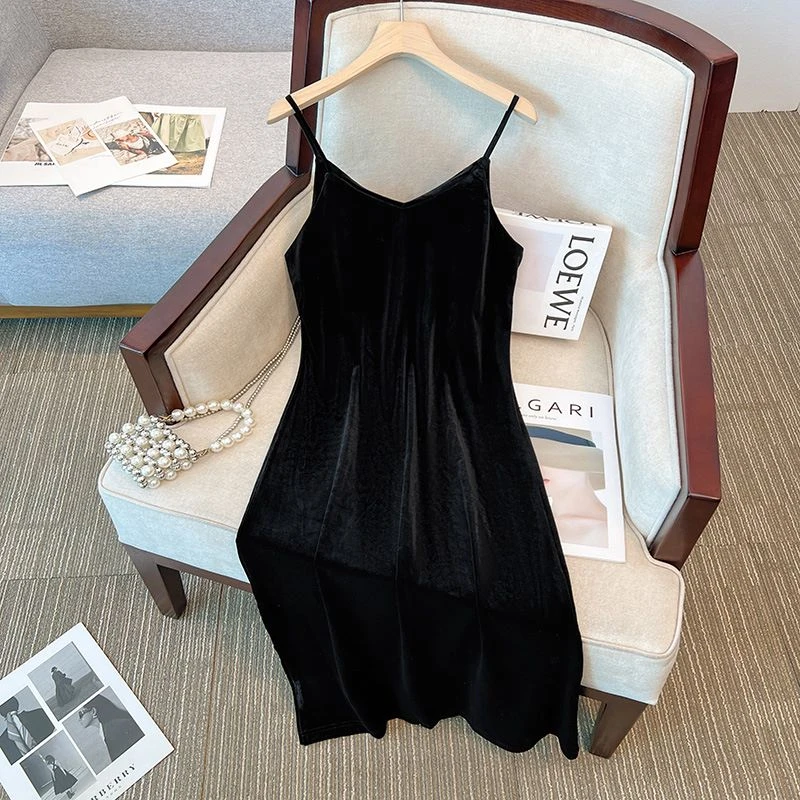 2024新款金丝绒吊带连衣裙女春秋黑色高级感开叉内搭中长款小黑裙