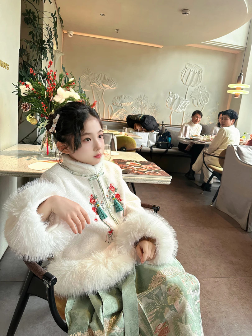 【鹤屿】女童中国风冬季羽绒服马面裙加绒加厚保暖拜年服231756Y