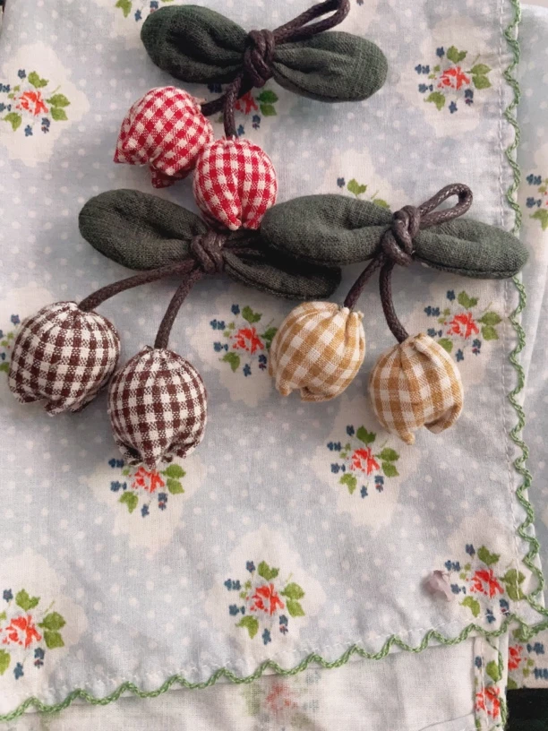 2024新 纯手工款百搭文艺小清新格子樱桃胸花