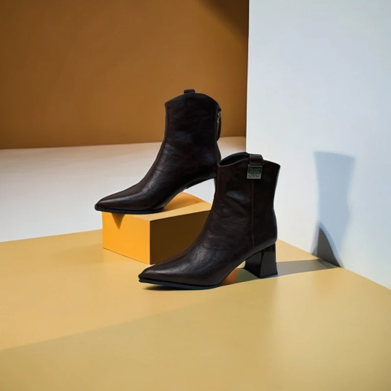 A1015秋冬新款时尚气质百搭粗跟尖头加绒短靴A