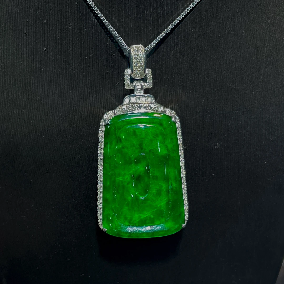 天然A货翡翠独特无事牌吊坠