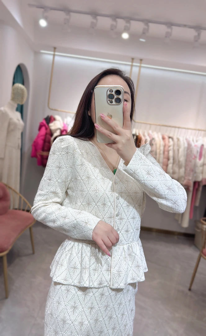 精致重工烫钻羊毛上衣