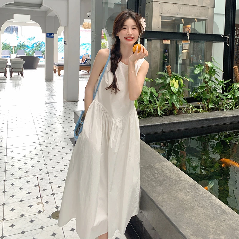 白色简约无袖露背连衣裙女夏季2024新款法式洋气过膝度假风背心裙