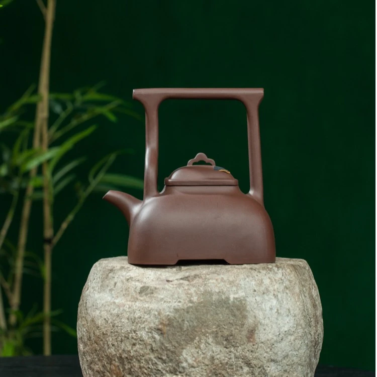 官窑紫砂一厂80年代金标期-紫觚菱提梁壶 560cc