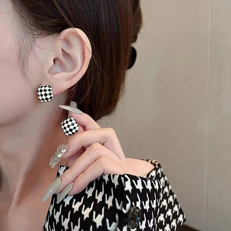 铜合金耳饰 黑白棋盘格耳钉2023年新款潮冷性风耳环高级网红耳饰