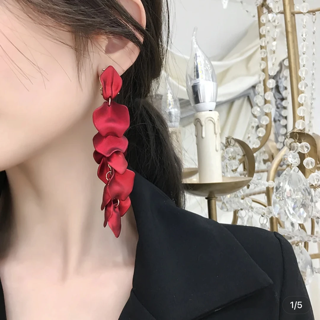 铜合金耳饰 红色耳环2025新款演出耳饰高级感花瓣长款流苏耳坠女