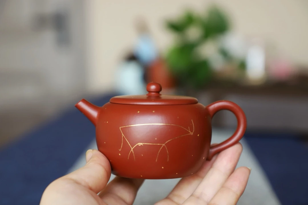 昭明.牛 130cc 原矿大红袍泥，金丝手工镶嵌