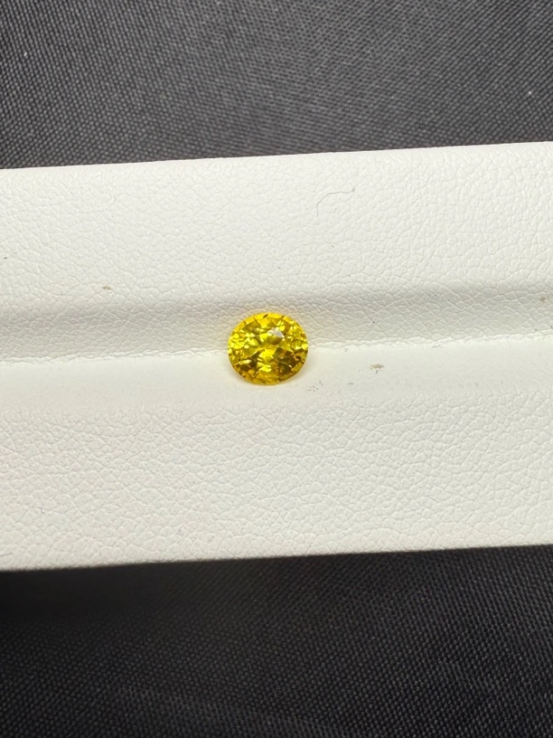 活动宝石天然金丝雀蓝宝石1.14克拉 全干净玻璃体