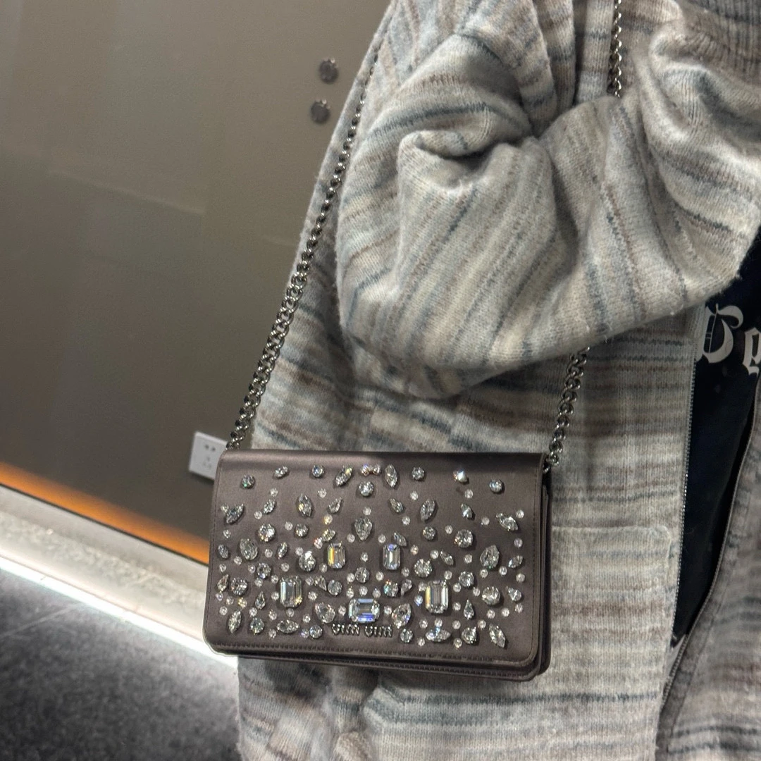 95新 MIU MIU/缪缪 miumiu气质灰钻石斜挎包