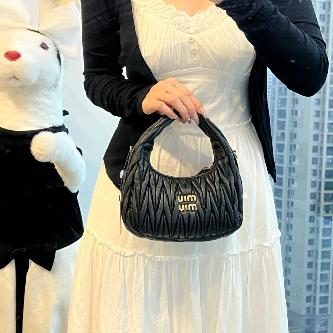 95新 MIU MIU/缪缪 miumiu黑金褶皱腋下hobo包