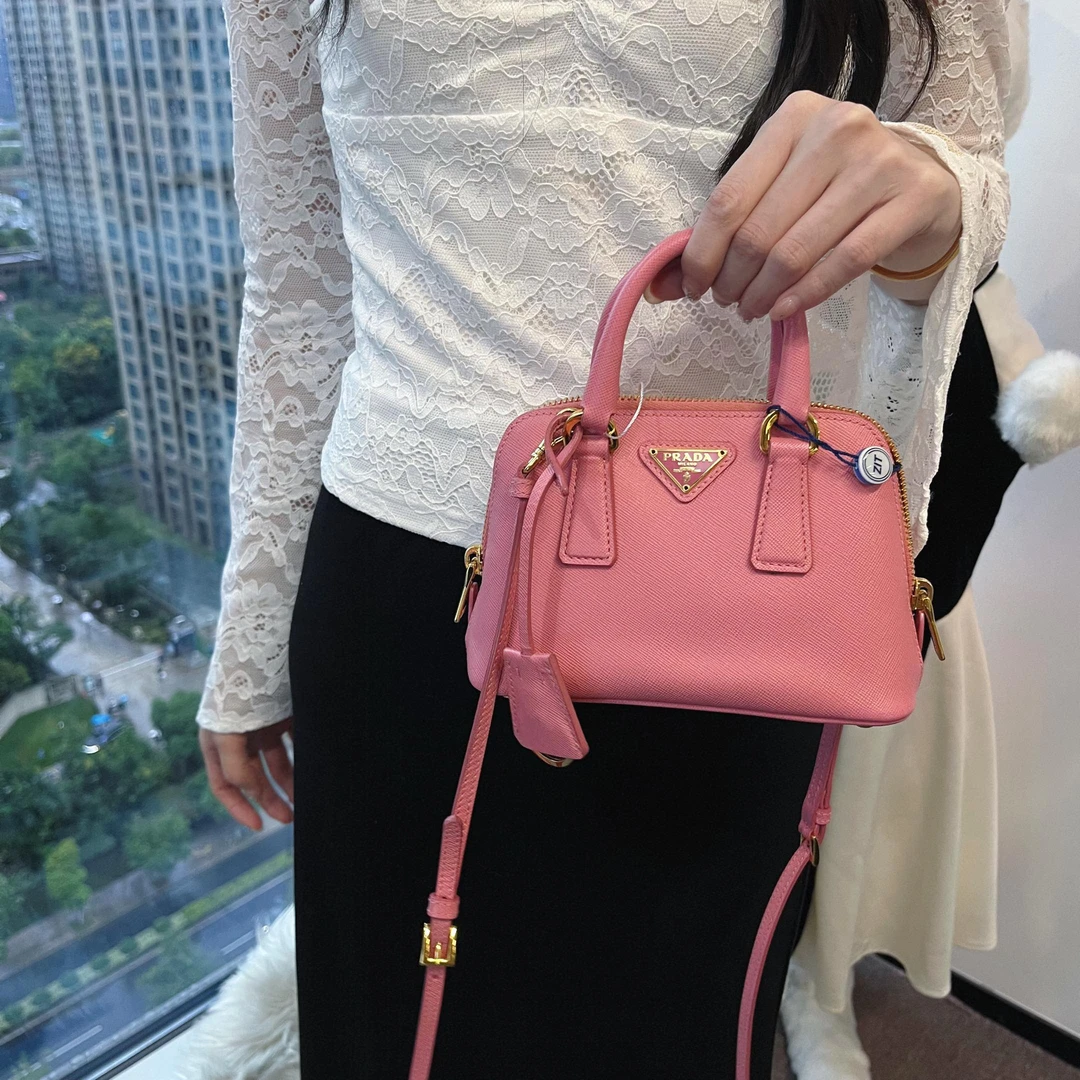 95新 Prada/普拉达 prada 粉色贝壳斜挎包