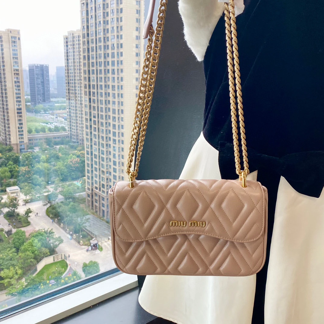 95新 MIU MIU/缪缪 miumiu藕粉色链条包单肩斜挎包