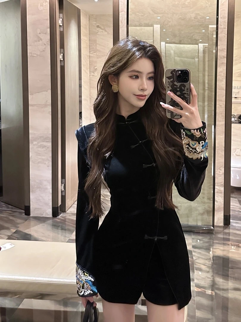 【现货运费险】秋冬新中式国风丝绒刺绣盘扣上衣+收腰显瘦短裤套装