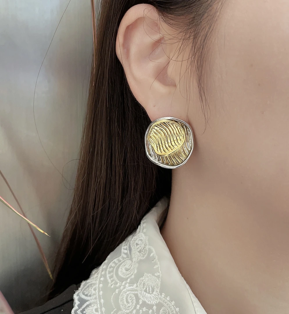 铜合金耳饰 六柒6004欧美金属风水波纹亮片耳环特别又个性耳钉