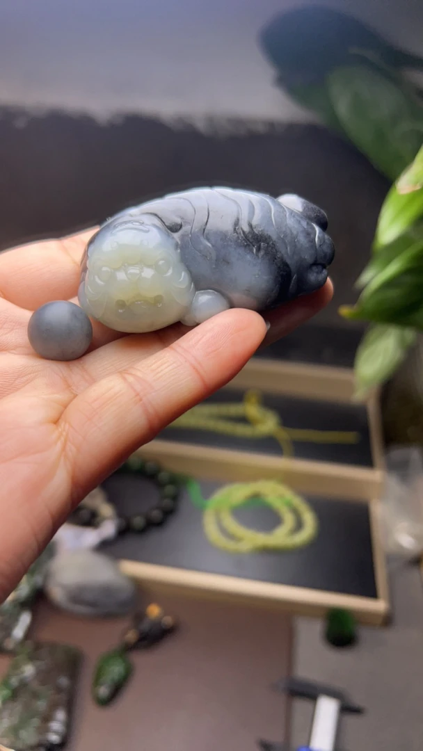 青花籽料老虎挂件