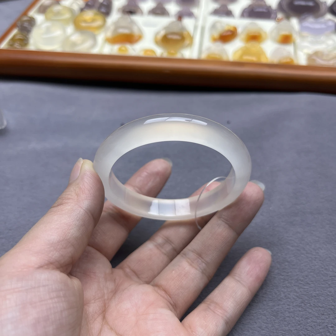 纯天然马料浅香槟玛瑙玉髓手镯正圈51+