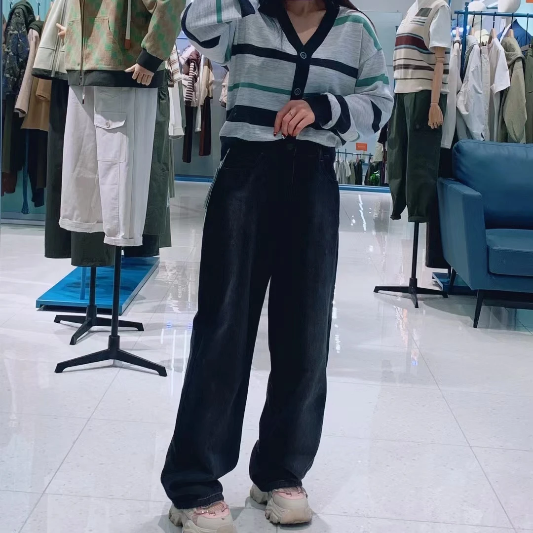 深灰色磨白牛仔裤