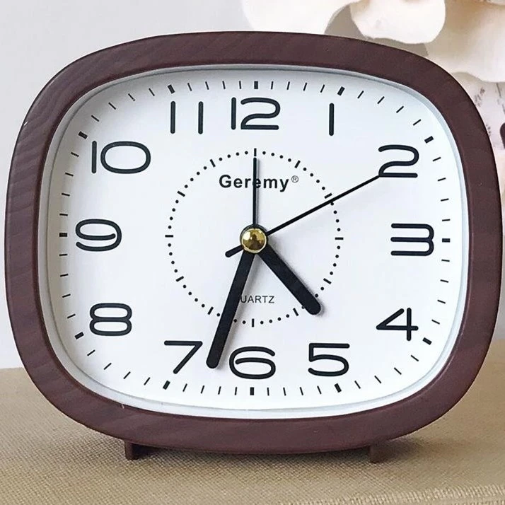 简约怀旧仿木纹闹钟老人家用桌面方形时钟摆表学生现代大字床头钟