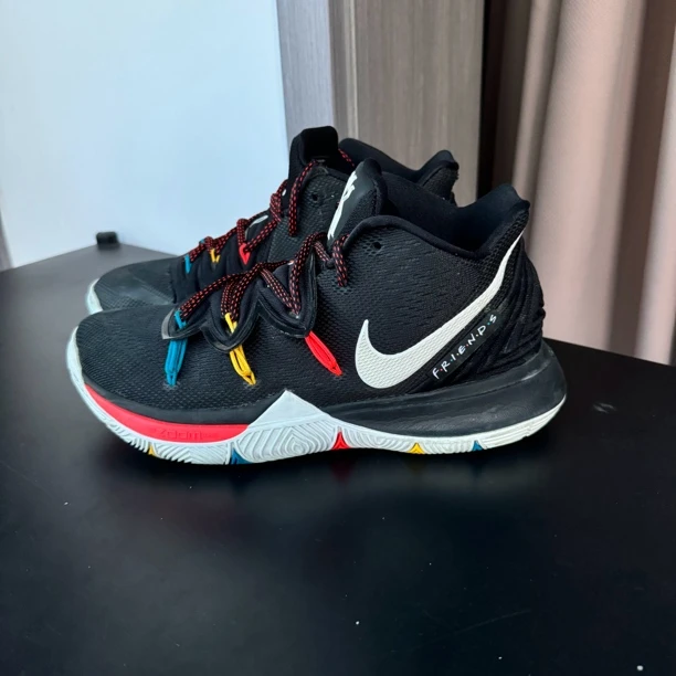 41码 欧文5Friends 鞋帮瑕疵 无原盒