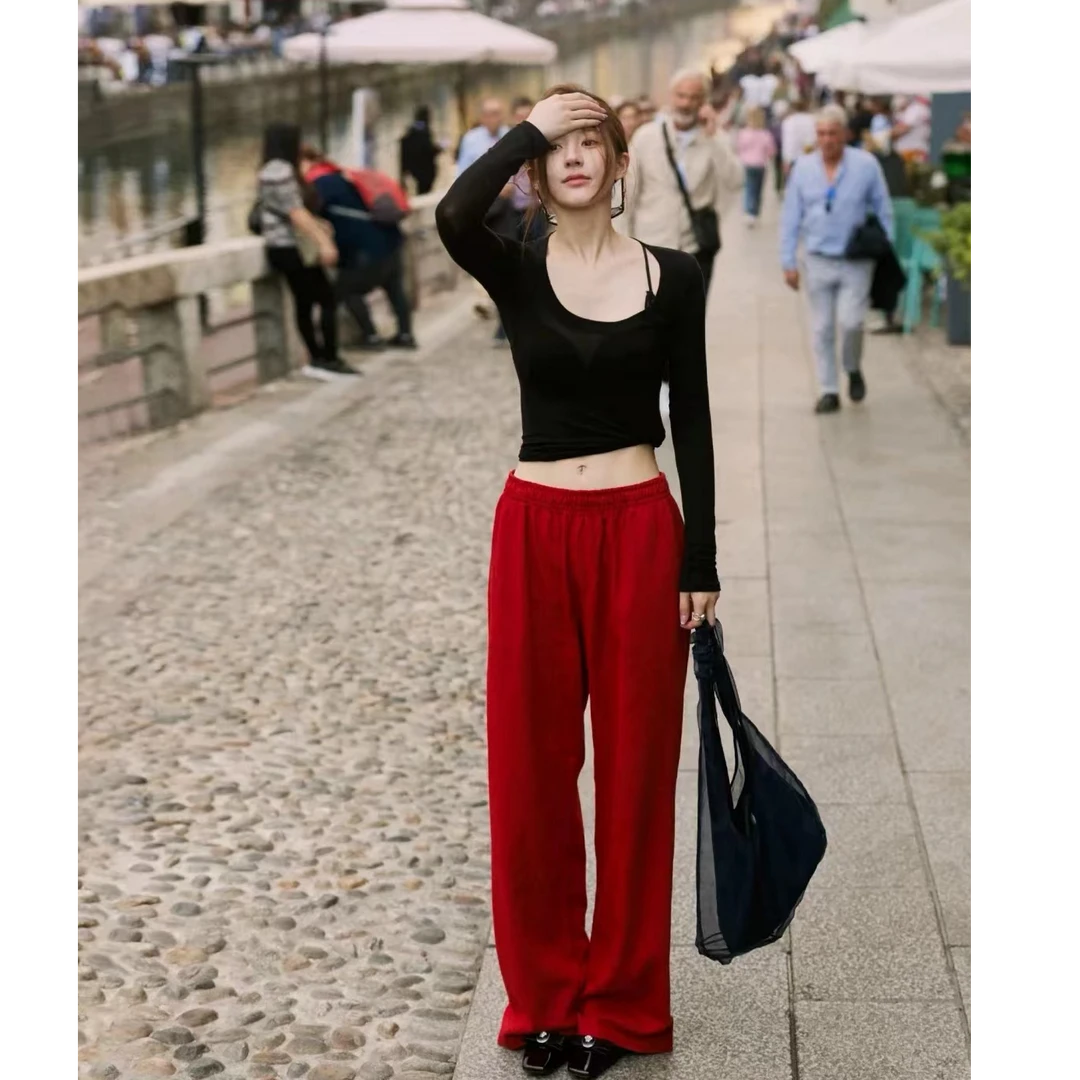 露思同款省心穿搭黑色低胸微透打底衫红色松紧腰运动裤两件套潮