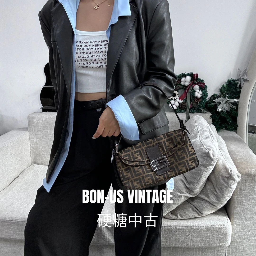 95新 FENDI/芬迪 8612634/双翻盖老花小法棍