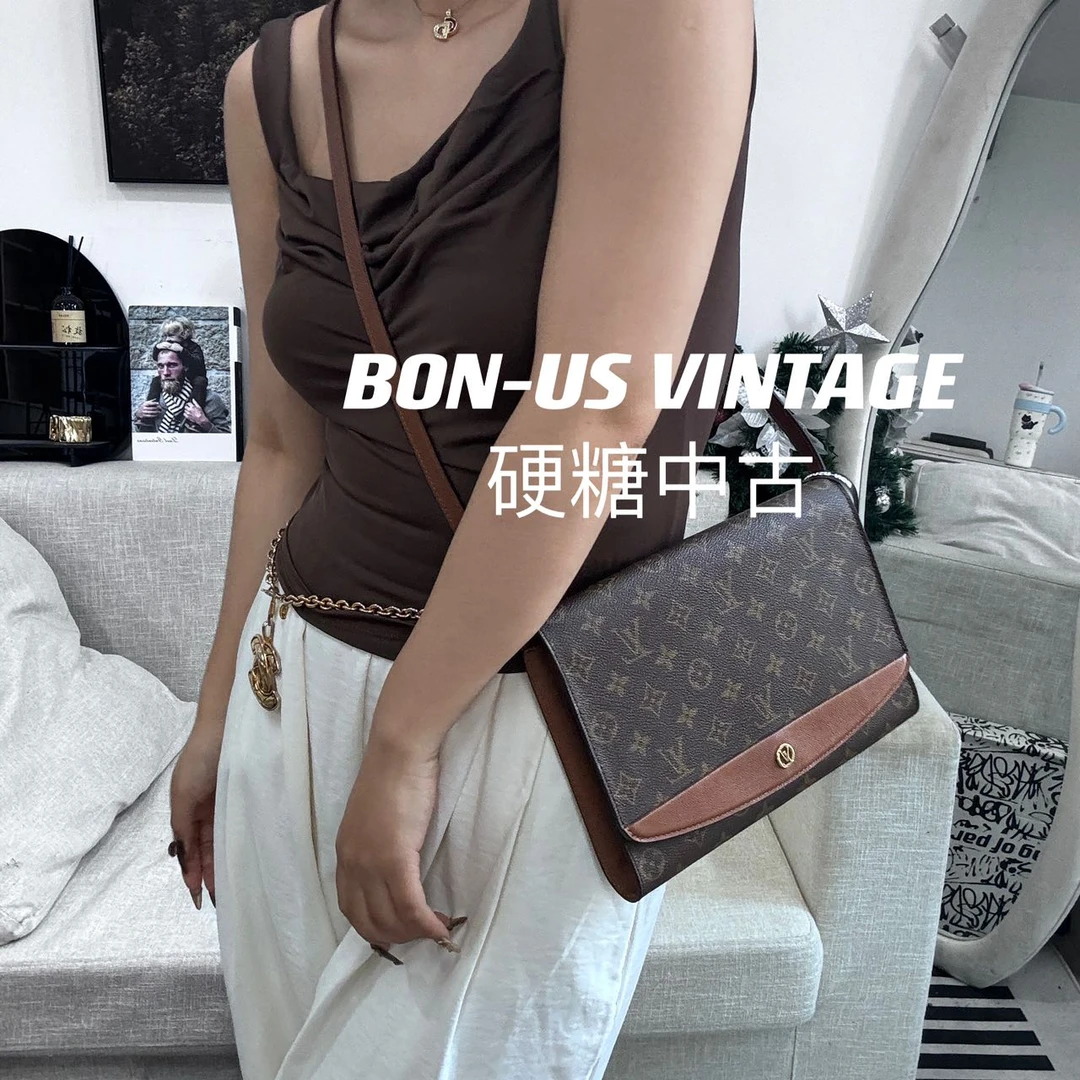 95新 LouisVuitton/路易威登 /616597/红皮信封斜挎