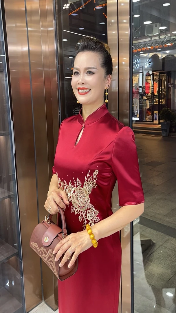 高级刺绣酒红色婚宴礼服LY17136高端修身妈妈装旗袍