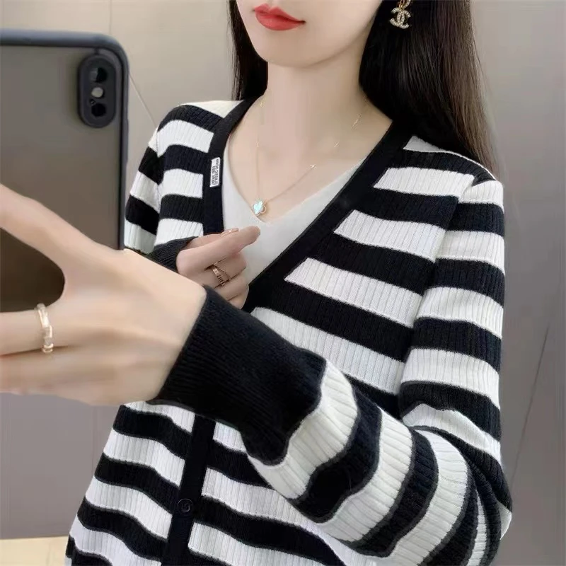 当天发货】2025早春新款条纹假两件时尚百搭v领显瘦拼色毛衣女A666