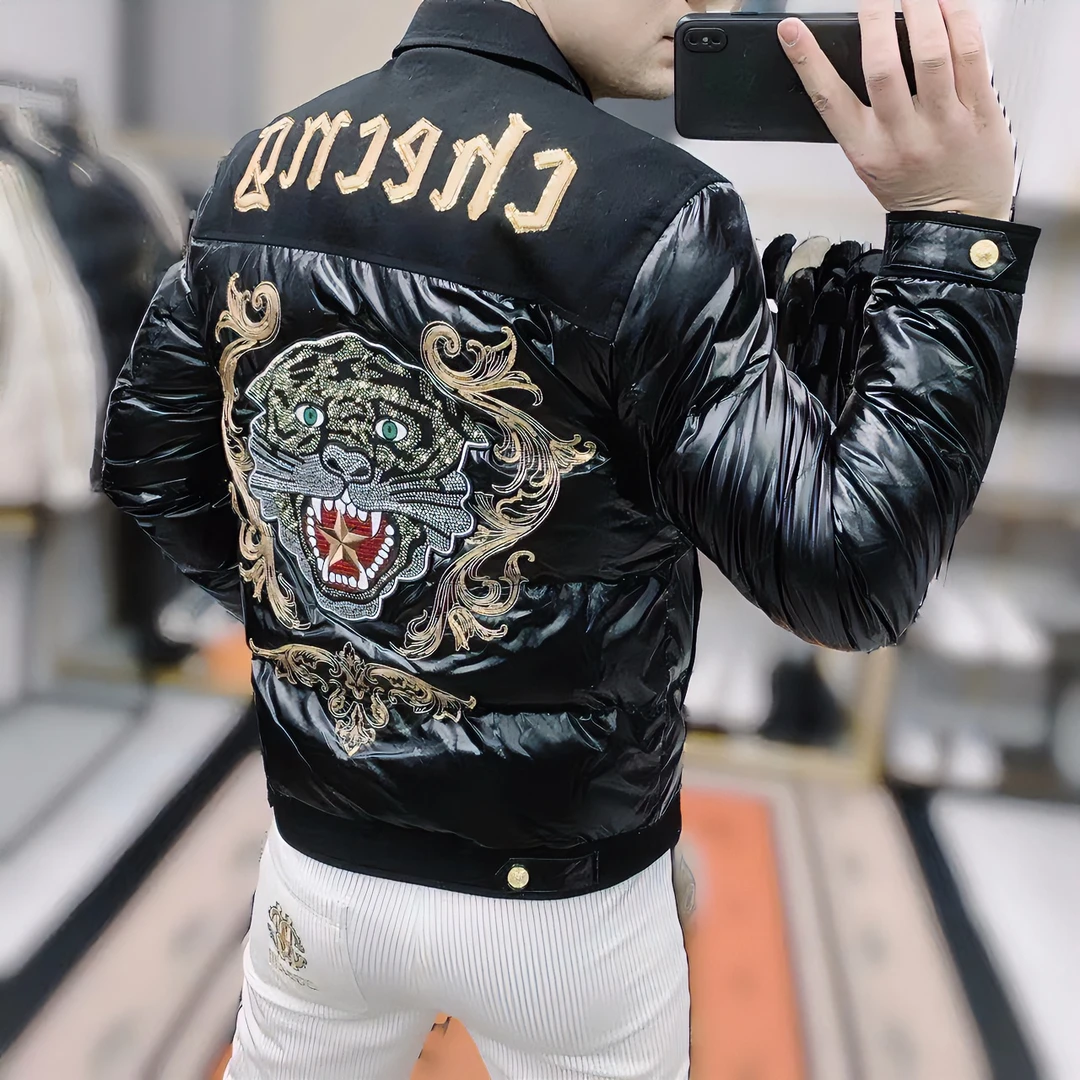 阿凯欧洲站冬季新款男士修身潮流轻奢刺绣翻领90白鸭绒羽绒服外套