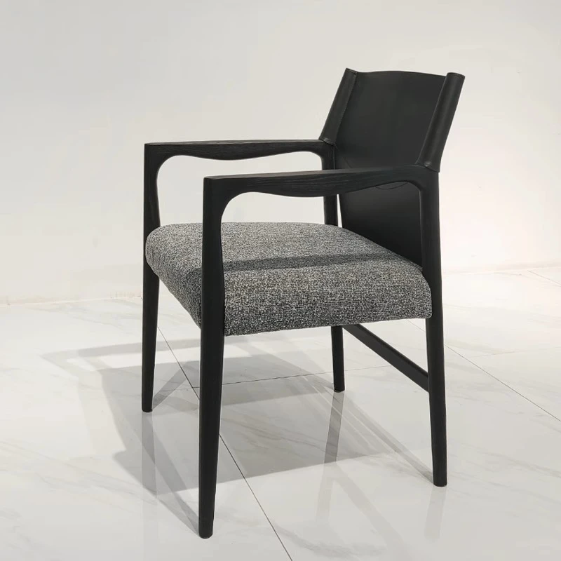 意大利设计师凳子餐厅家用餐椅白蜡木椅马鞍皮实木扶手靠背椅新款