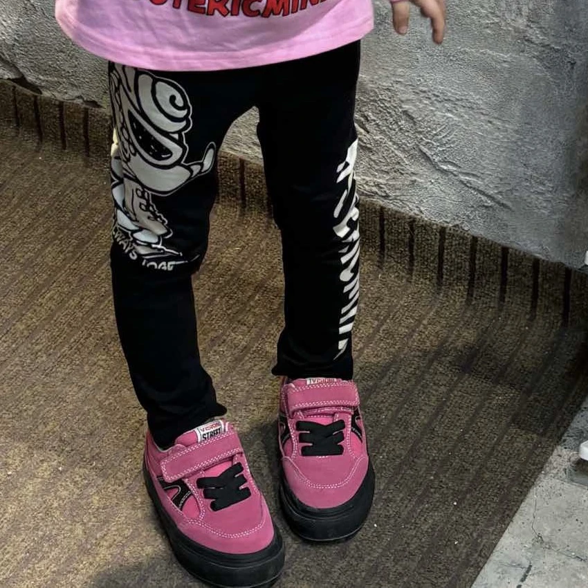 越越家 2025新款 黑超潮牌 男女童奶嘴法斗斗篷造型印花打底裤