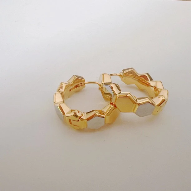 OUMU/欧慕18K金双色六边形蜂巢耳圈22mm气质时尚简约百搭轻奢冷