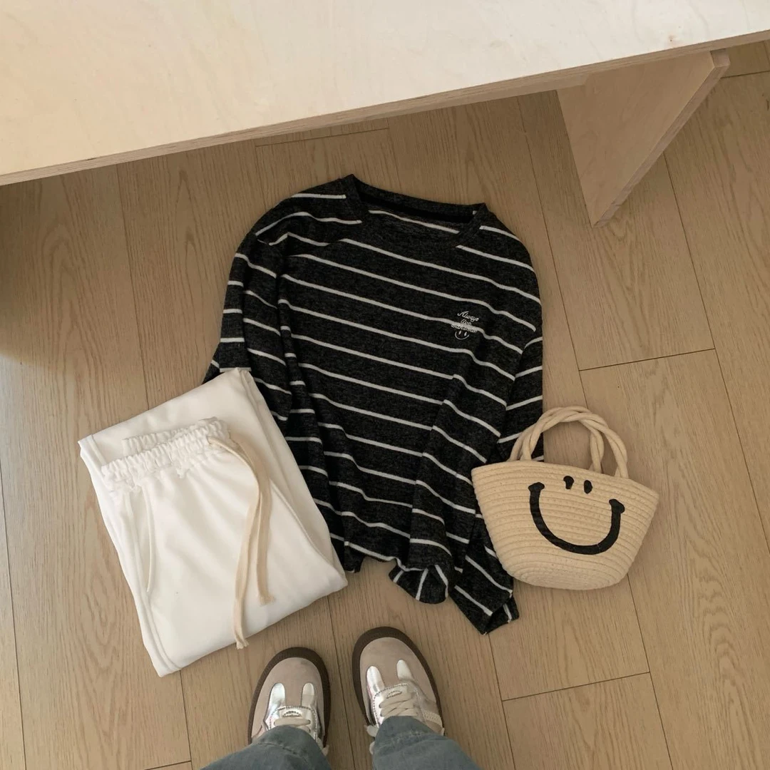 恩熙·刺绣笑脸条纹打底上衣8178