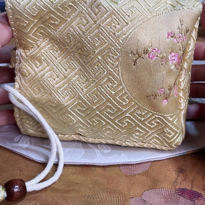 【闪购商品】瓷片修*咪黄色包补。。。。