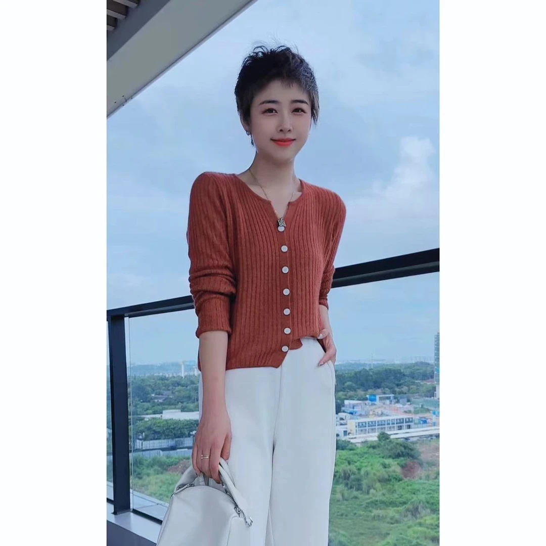 静姐【七彩纱】秋季新款长袖蜜熊绒剪刀领百搭针织开衫上衣 85228-1