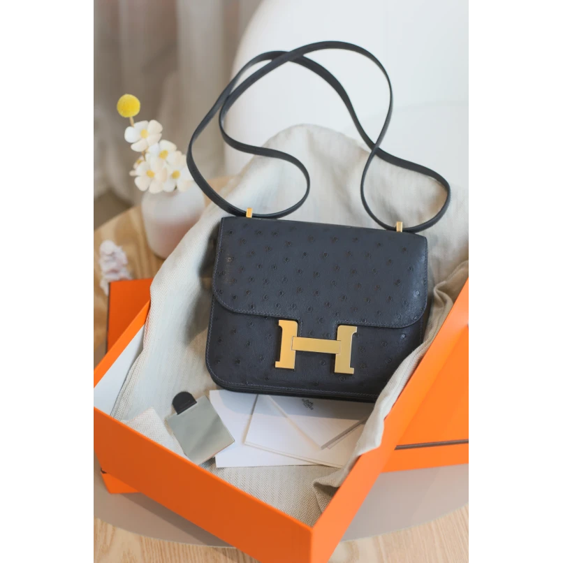 全新未使用 Hermes/爱马仕 新款康康19 U刻 鸵鸟极度黑金扣女包