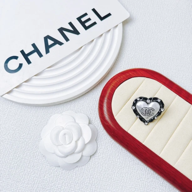 95新 Chanel/香奈儿 柚礼中古/香奈儿皮穿桃心珍珠胸针NXP