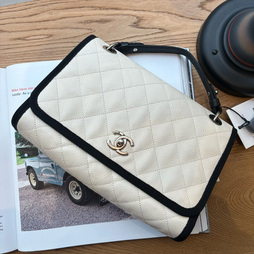 99新 Chanel/香奈儿 白色黑边荔枝纹邮差包/H0005564