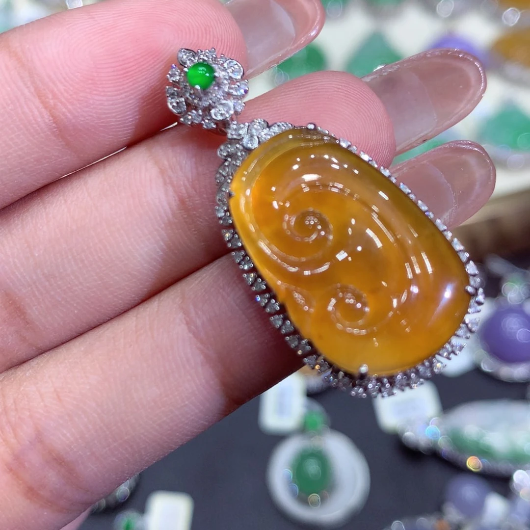 翡翠吊坠(赠链)18K金镶嵌