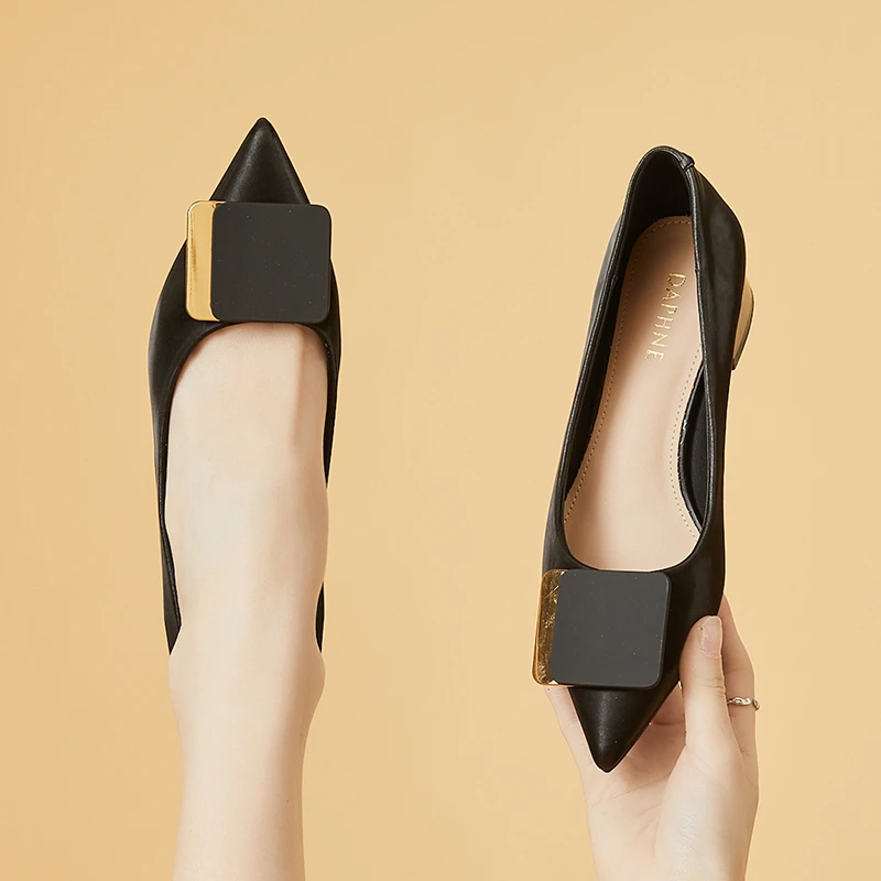 达芙妮平底鞋单鞋女鞋爆款尖头夏季2025新款春秋黑色春季低跟皮鞋
