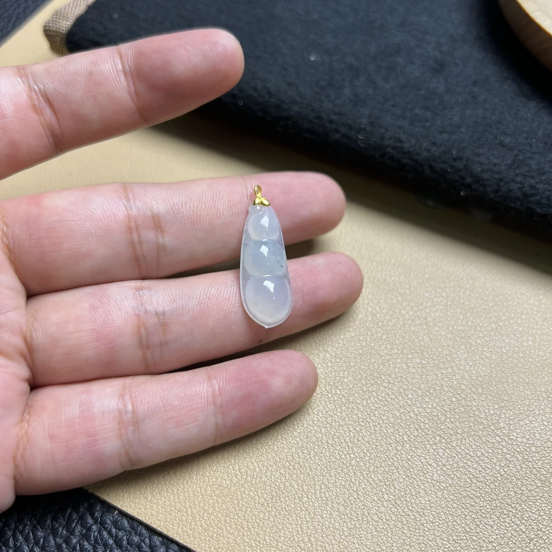 翡翠豆子吊坠冰种飘花白度好精雕18K金女式硕果累累高贵气质百搭