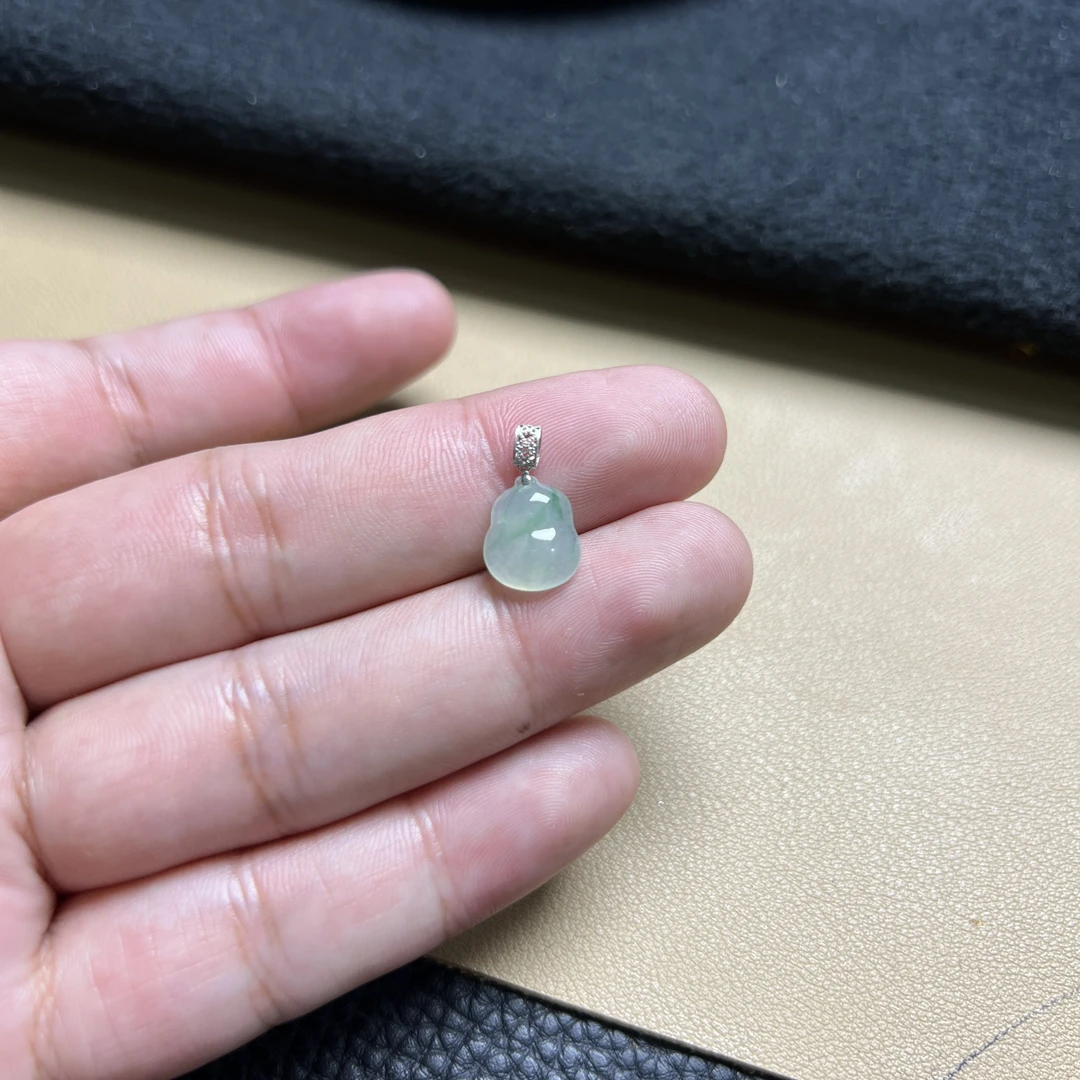 翡翠葫芦吊坠高冰种飘绿18K金女式福禄常伴高贵气质百搭素款