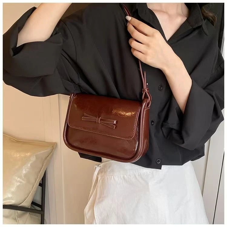 复古爆款油蜡皮小包包女2024新款高级感小众百搭斜挎包通勤单肩包