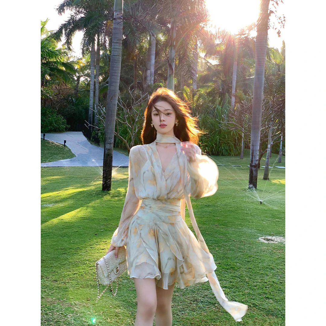 2024春夏季长袖v领泡泡袖黄色气质碎花连衣裙收腰不规则仙女短裙