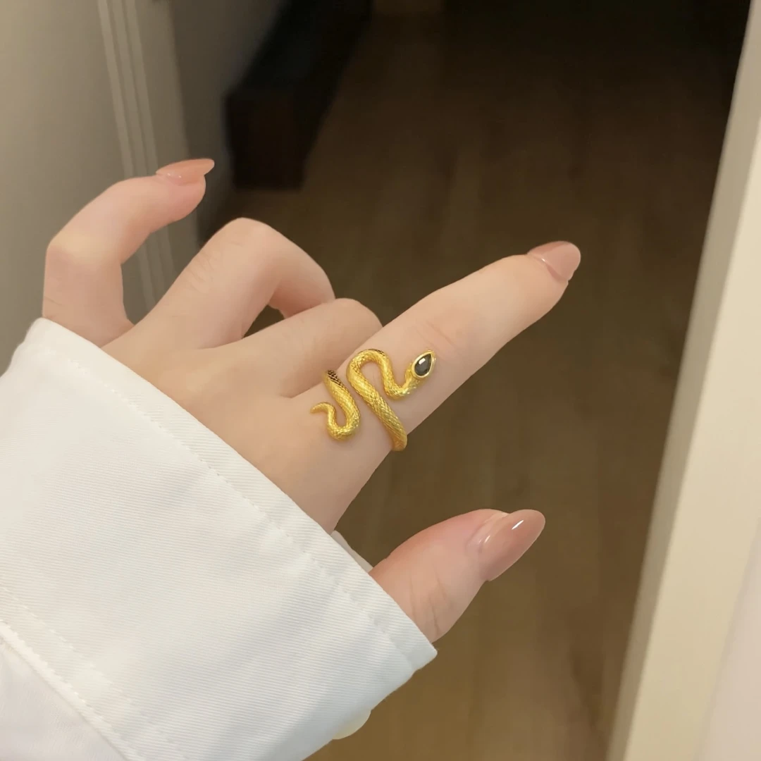 铜合金合成锆石戒指 j048新款复古设计感金色镶嵌美杜莎戒可调节