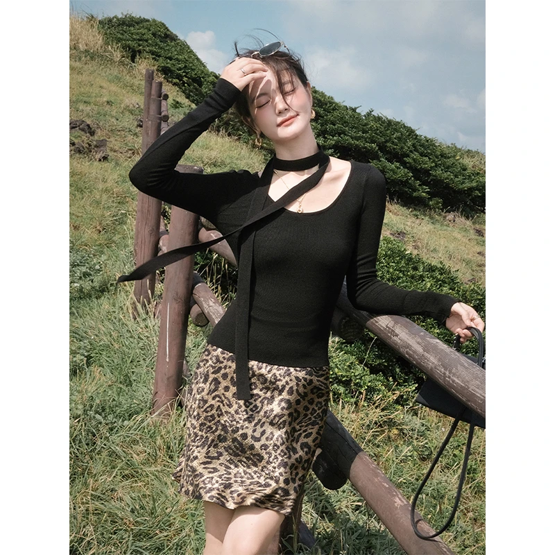 梅子熟了2024秋季新款美利奴羊毛混纺 细飘带+V领针织衫 气质轻熟